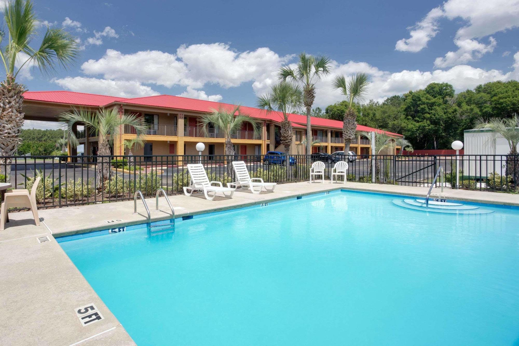 Super 8 Defuniak Springs Motel Exterior photo
